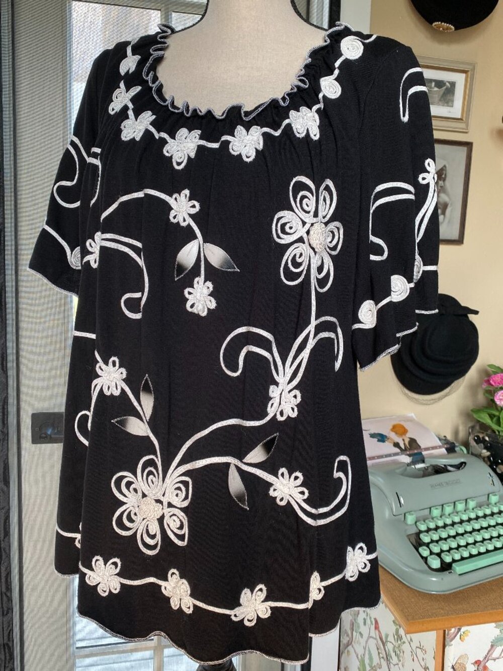 Lauren Michelle Woman Black & White Blouse Top with Textured Floral Design 2X